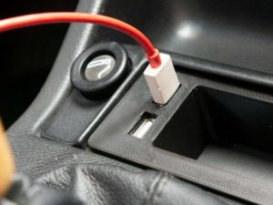 BMW E30 Ablagefach mit USB-Anschluss