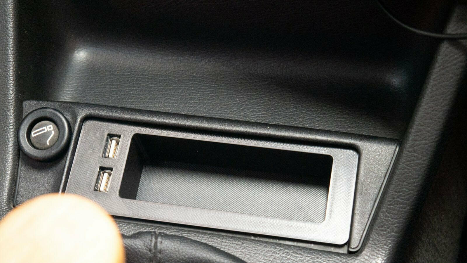 BMW E30 Panel und Telefonhalterung Einzelne USB-Ladebuchse -  Österreich